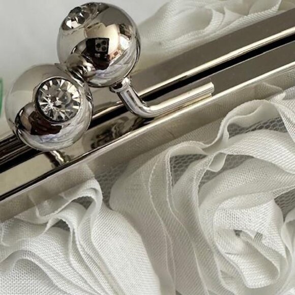 WHITE SATIN LIKE ROSETTE SHOULDER BAG/HANDBAG/CLUTCH WITH SILVERTONE CHAIN - Picture 3 of 8